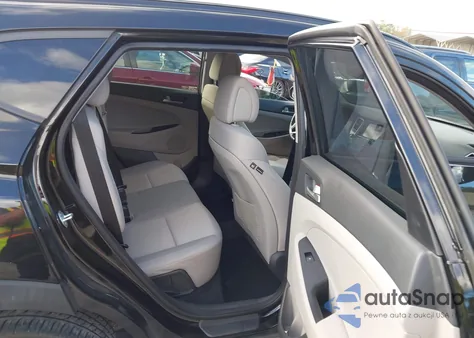 2018 Hyundai Tucson Value z USA, uszkodzony, nr VIN KM8J33A21JU809607